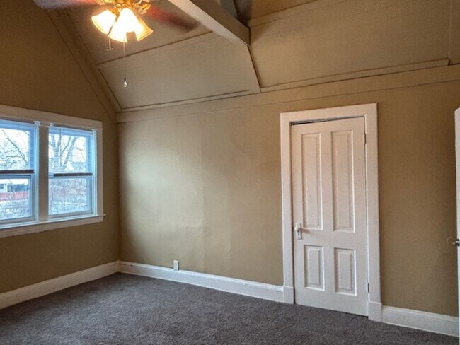 Building Photo - 548 Minnehaha Ave E