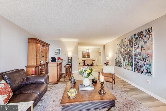 Building Photo - 1101 S Arlington Ridge Rd