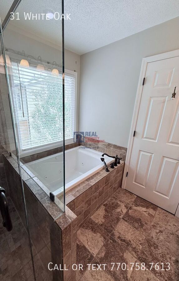 Building Photo - 31 White Oak Dr SE