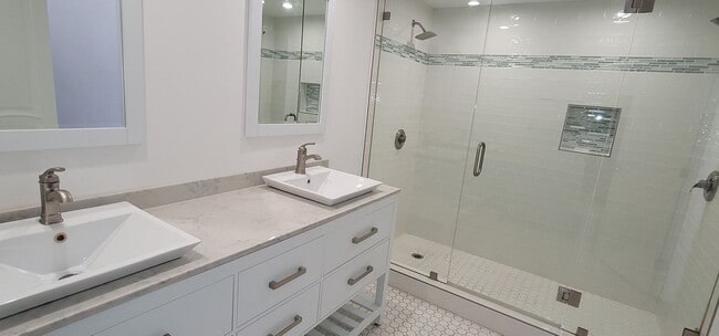 Building Photo - 2 Bed / 1 Bath Home with Gorgeous Backyard...