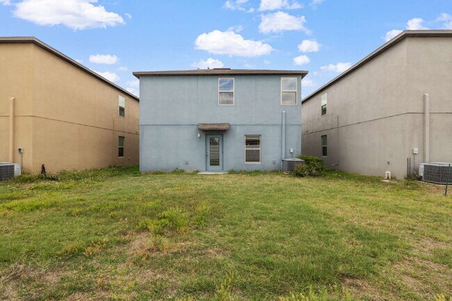 Building Photo - "Spacious 5-Bedroom Retreat in Tampa with 2.5 Baths and 2,215 Sq Ft of Comfort!"