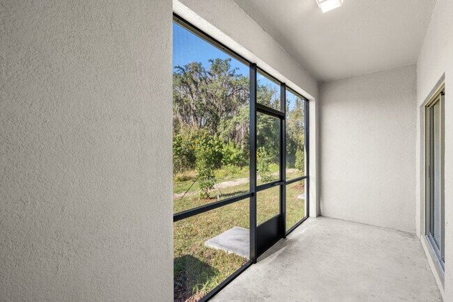 Building Photo - LIKE NEW Townhome in Willow Square!