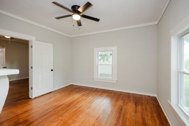 Building Photo - Move-in special: 50% off 1st month's rent – Newly Renovated 2 Bedroom Home!
