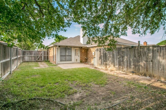 Building Photo - 3 Bedroom Duplex in Coppell – Private Back...