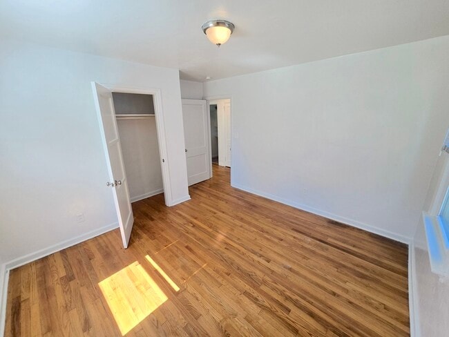 Building Photo - CHARMING 2 BEDROOM SINGLE FAMILY