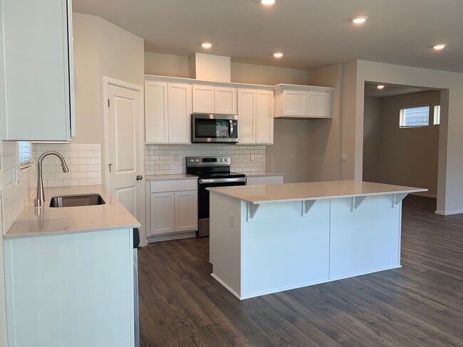 Building Photo - 4 BED/2.5 BATH PLUS A HUGE BONUS ROOM! HIGH END FINISHES! LARGE FENCED BACKYARD !