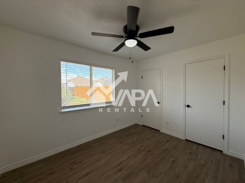 Building Photo - 5823 Midcrown Dr