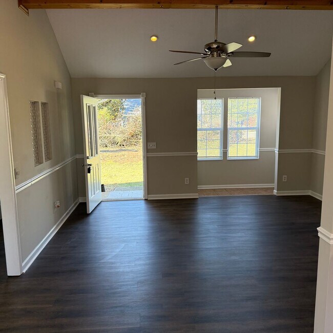 Building Photo - 1551 Ridgemont Dr