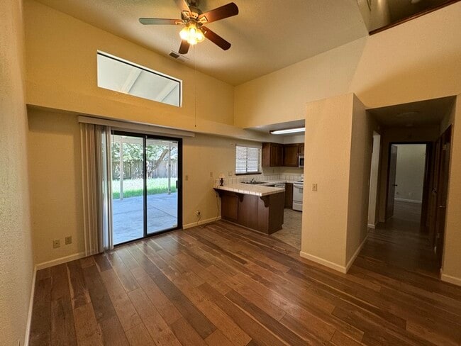 Building Photo - Beautifully spacious 3 bedroom 2 bath home...