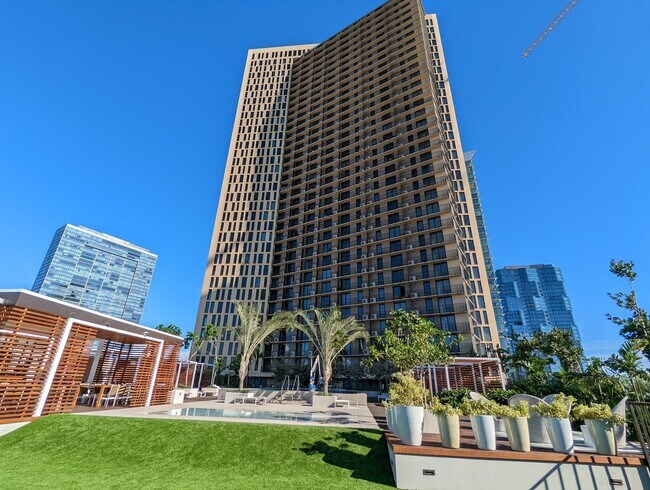 Building Photo - New Fully Furnished High Floor luxurious S...