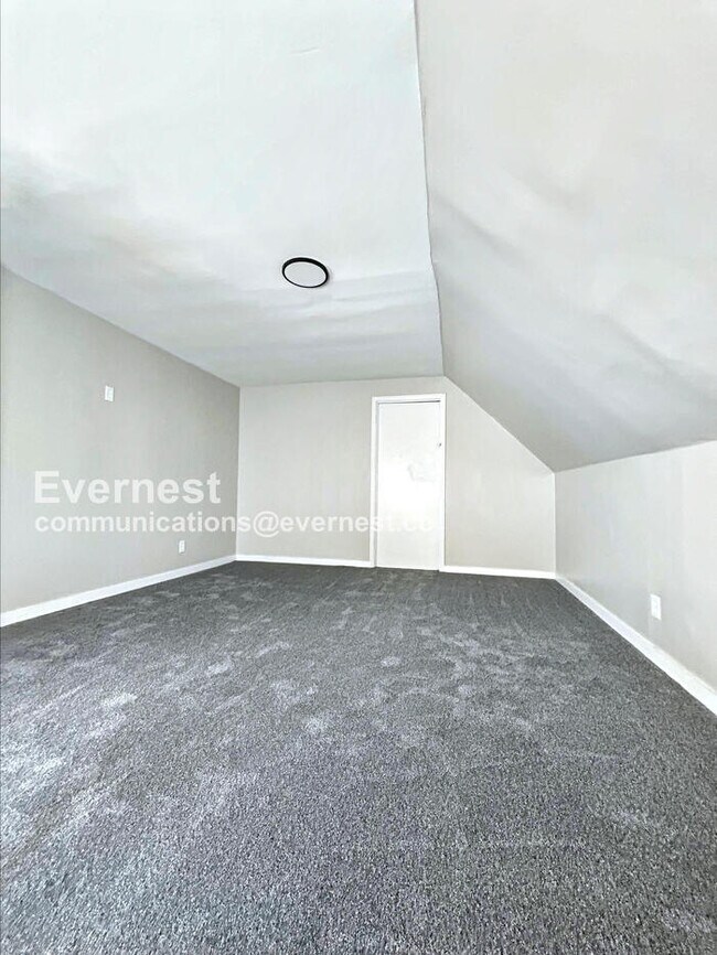 Building Photo - 1334 W 89th St