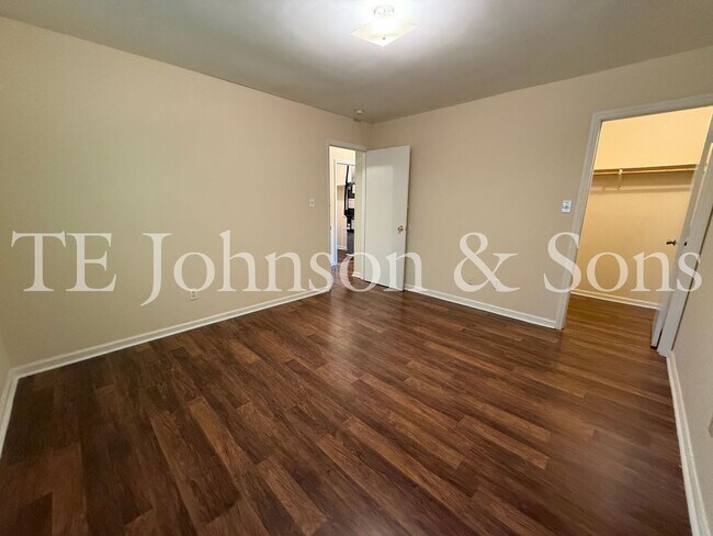 Building Photo - 1506 Oakshire-Water Included