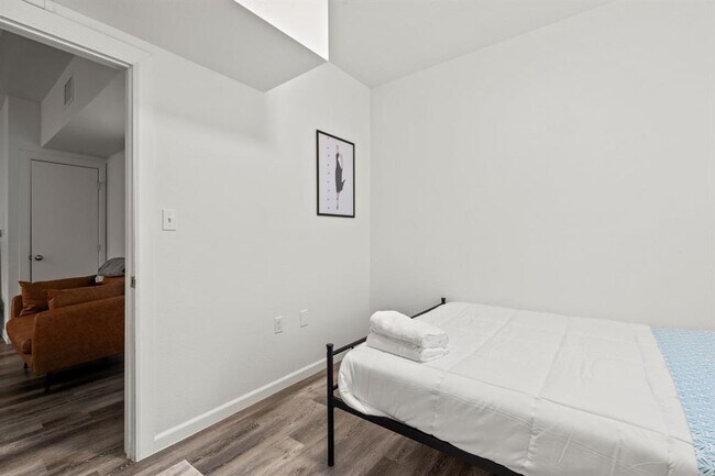 Building Photo - 911 W 22nd St