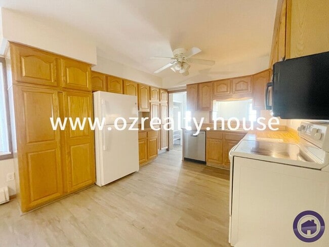 Building Photo - 215 E Reed Ave