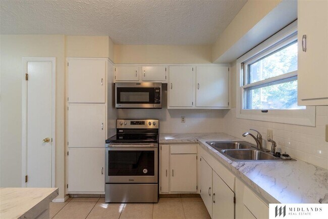 Building Photo - 3401 Sherwood Dr