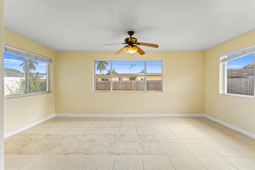 Building Photo - 1831 SW 97th Ter