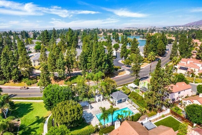 Building Photo - 2035 Lakeridge Cir