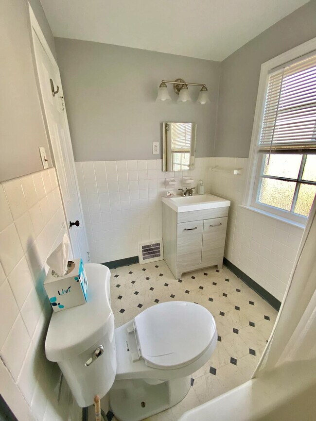 Building Photo - 2336 Canterbury Rd