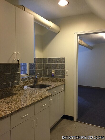 Building Photo - 165 Hemenway St