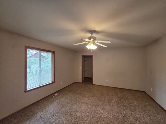 Building Photo - 795 NE Majesty Ln