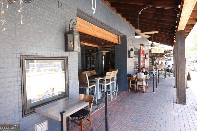 Building Photo - 190 Thompson Pl