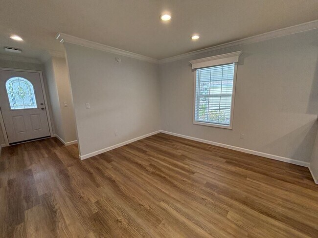 Building Photo - 19100 Meadowbrook Ct