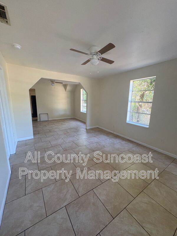 Building Photo - 2134 Saxon St