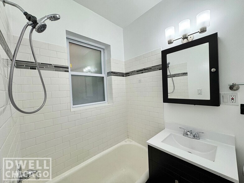 Building Photo - 2125 W Giddings St