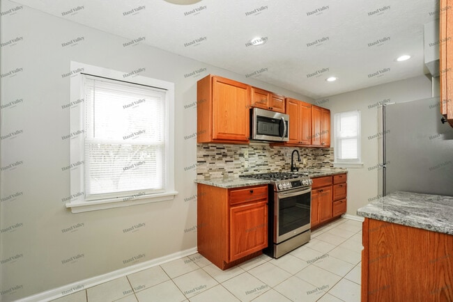 Building Photo - 985 S Yearling Rd