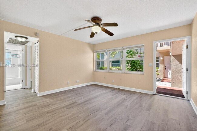 Building Photo - 1028 Twin Lakes Dr