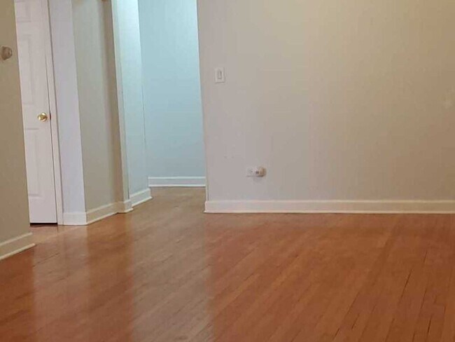 Building Photo - 1643 W Sherwin Ave