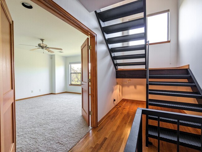 Building Photo - 444 Oxford St