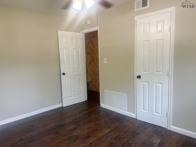 Building Photo - 5119 Parklane Dr