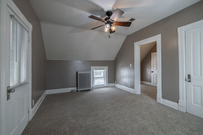Building Photo - 5 Bedroom 2.5 Bath Midtown Home