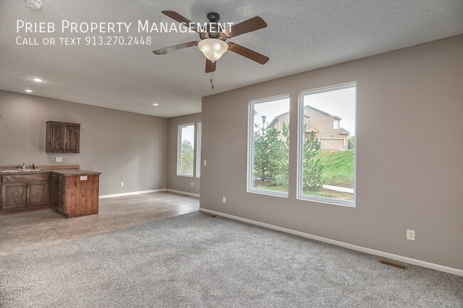 Building Photo - 727 N Findley-