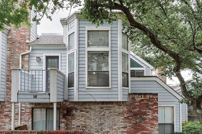 Building Photo - 3420 Country Club Dr W