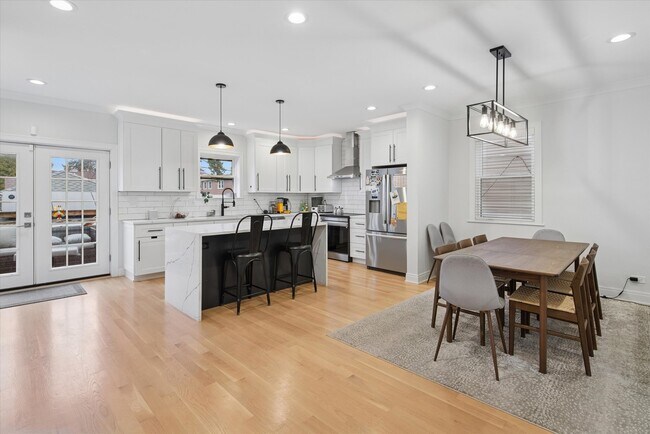 Building Photo - 5240 W Winnemac Ave