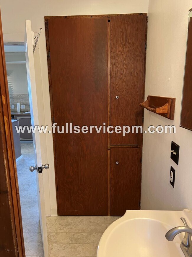 Building Photo - Wonderful corner lot home.