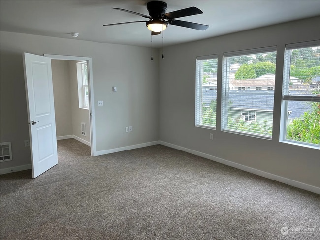 Building Photo - NIce Bremerton Townhouse