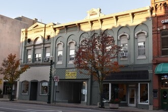 Building Photo - Updated Unit Right on Main Street in Bowling Green!