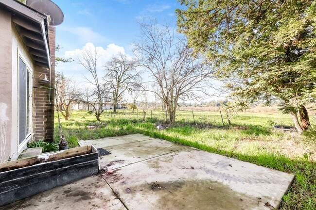 Building Photo - PURE Property Management Presents: 3 Bedroom 2 Bath in Santa Rosa!