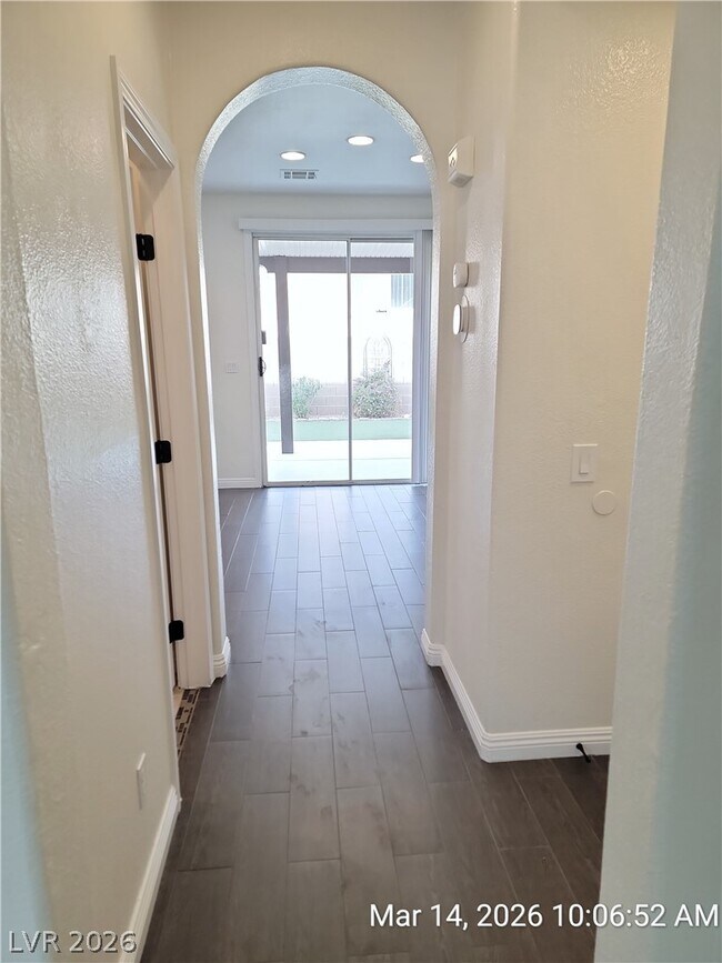 Building Photo - 998 Lone Pine River Ave