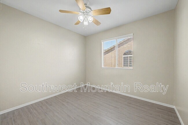 Building Photo - 2272 E Remington Pl