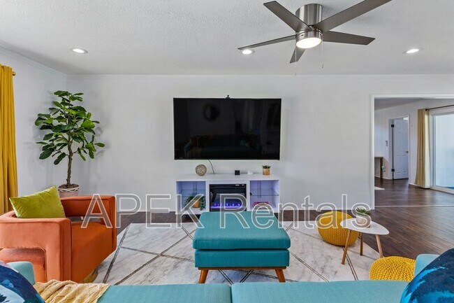 Building Photo - 980 N Buttonwillow Cir