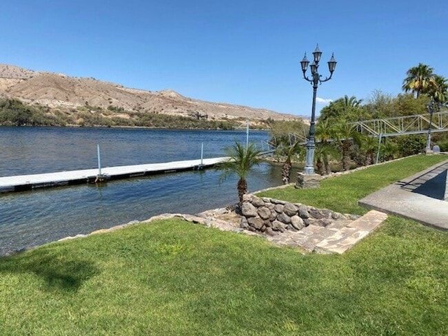 Building Photo - 2Br Waterfront  WINTER Vacation Rental Condo, Complex on the WATERFRONT Gated complex Utilities i...