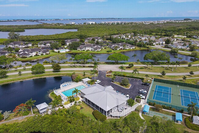 Building Photo - 513 Woodstork Cir
