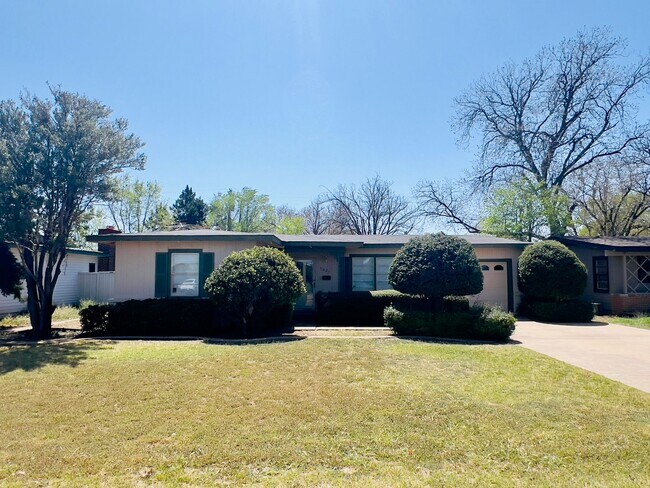 Building Photo - PRE-LEASING for July! Great 3 Bedroom 2 Bathroom Home Near Texas Tech
