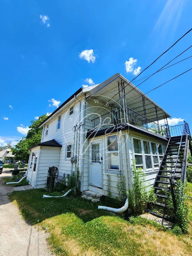 Building Photo - Updated West Toledo Upper unit! 2 Bedroom – Water Included!