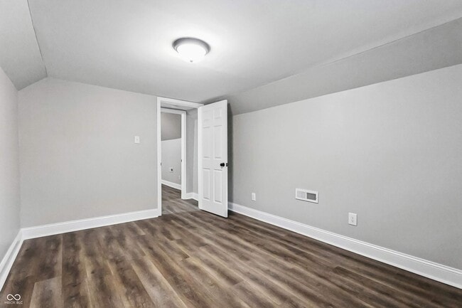 Building Photo - 117 N Sheffield Ave