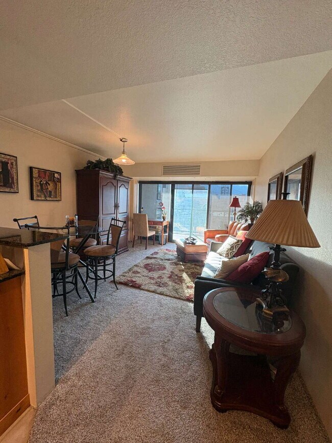 Building Photo - 1 bedroom Utilities Included - Downtown Citywalk